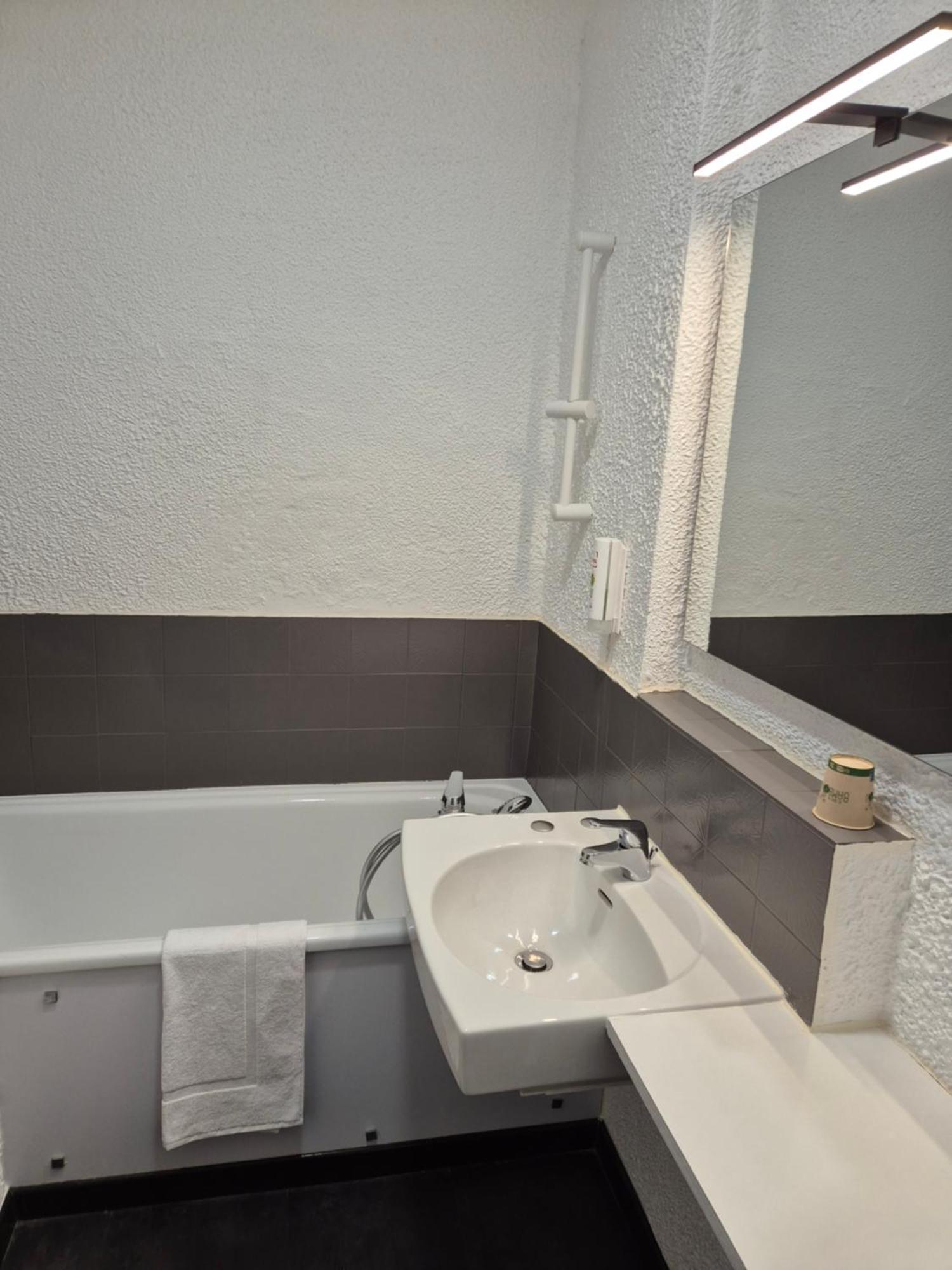 Hotel Le Challans Bagian luar foto